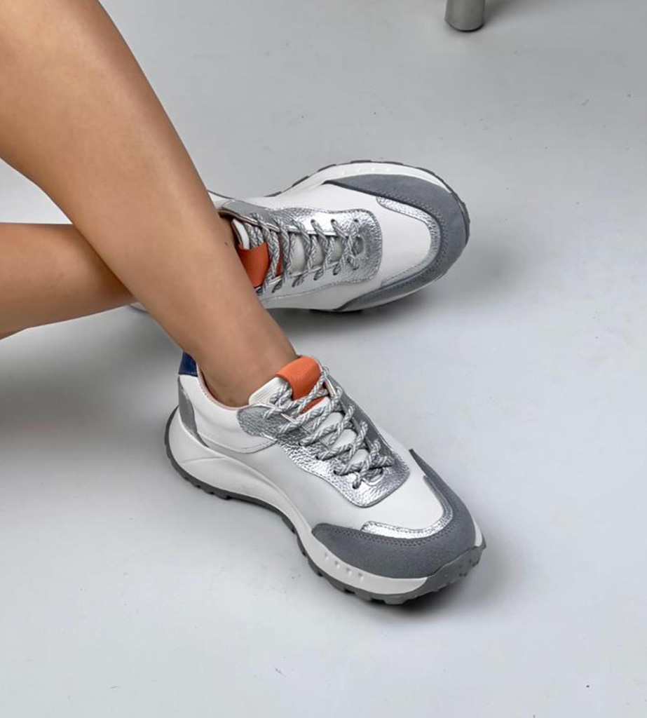 Tenis blanco, gris claro y naranja