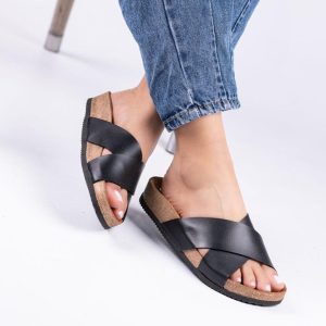 Sandalia correas negras cruzadas